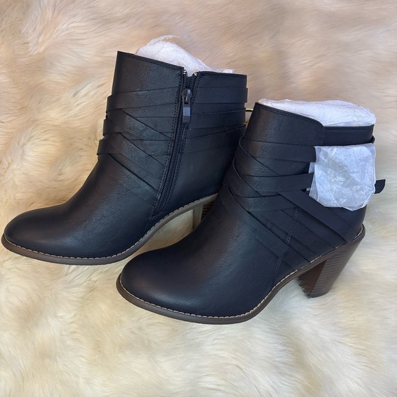 Journee Collection Women’s Strap Stacked Heeled Booties Sz11 - Picture 7 of 9